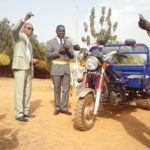 Cérémonie de remise de matériels roulants par le maire de Bin-Houyé